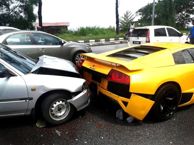 APA PATUT SAYA LAKUKAN JIKA TERLANGGAR BELAKANG KERETA DI HADAPAN KETIKA MEMANDU?